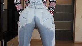 European Sasha Bikeyeva wets her jeans on camera for fans' pleasure