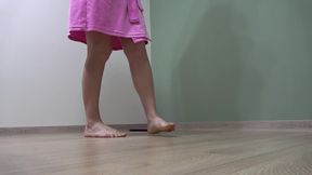 Giantess Housewife Anna Shows Her Feet