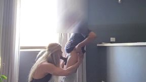 dando gostoso para o vidraceiro em troca de desconto