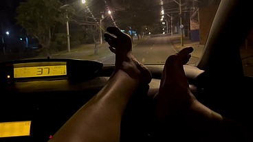 Aline Tavares O tesão foi tanto que transamos com os casais na Lagoa do Taquaral Campinas. O novinho dotado me fodeu gostoso e me deu um banho de porra mais a nossa bela mijada no final
