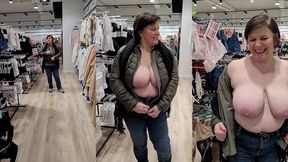 pas de soutien et j ouvre ma chemise pour exhiber mes seins dans le magasin