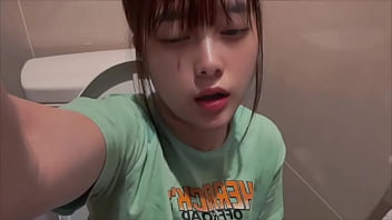 スーパーのトイレでオナニーしました。イク時に足ピンしながらイっちゃって気持ち良すぎました...