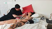 Hermosa tatuada pervertida me enseña a masturbarla - LUSHERS