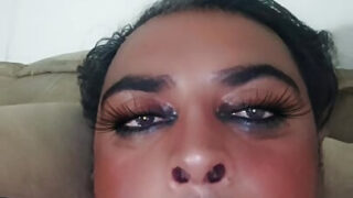 Grubi faceci z okrągłymi tyłkami głaszczą wielkie kutasy, ssą kutasy i przyjmują analne ruchanie