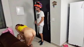 Safada sozinha em casa recebe motoboy s&oacute_ de toalha de banho!