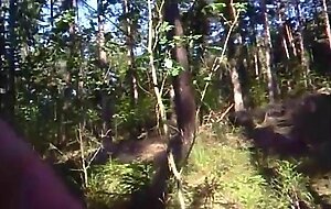 Deutsche Oma mit grosser taillierter Oma saugt draussen