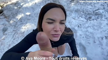 Une fran&ccedil_aise suce une grosse bite dans la neige et avale tout le sperme - Ejaculation buccale