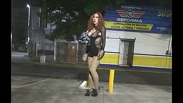 La sexy Gisa nena trans deseosa de ser penetrada ofreciendo sexo servicio en publico