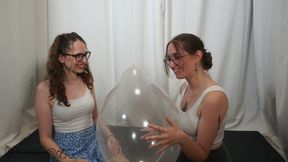 Saskia & Mia - Kissing Contest