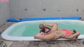 BATENDO UMA NA PISCINA E FUDENDO DUAS GOSTOSAS COM GOSADA DENTRO