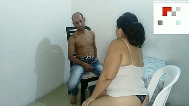 Mi suegra me pilla en plena paja y me la terminó follando