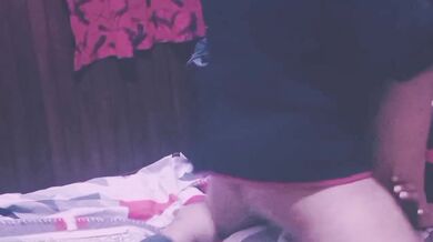 Travesti con tacones altos gritando mientras el ano se abre sin piedad