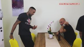 novinho dando pro amigo do pai escondido