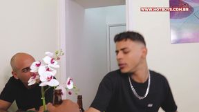 novinho dando pro amigo do pai escondido