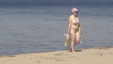 Dating a sexy mature bitch on the beach
