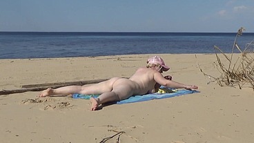 Dating a sexy mature bitch on the beach