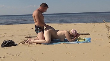 Dating a sexy mature bitch on the beach