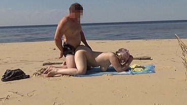 Dating a sexy mature bitch on the beach