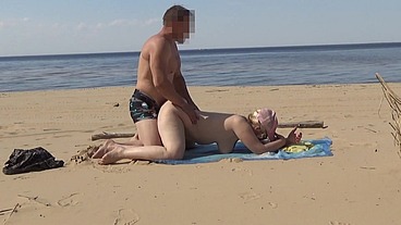 Dating a sexy mature bitch on the beach