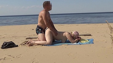 Dating a sexy mature bitch on the beach