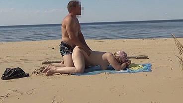 Dating a sexy mature bitch on the beach