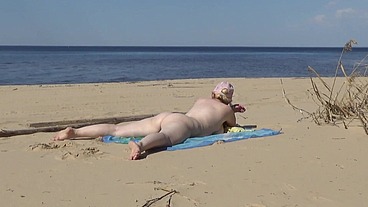 Dating a sexy mature bitch on the beach