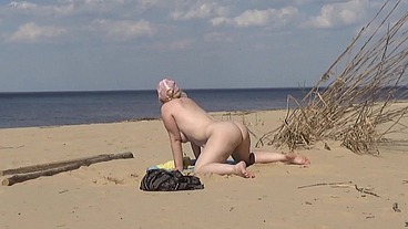 Dating a sexy mature bitch on the beach