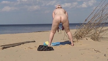 Dating a sexy mature bitch on the beach