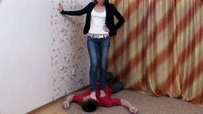 A tall girl destroys a guy lying on the floor, vf0070h 720p