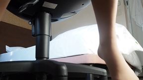 Sneak-peek Style From the Foot When Stay