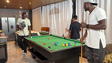 APRENDENDO JOGAR SINUCA COM OS AMIGOS BBC DO CORNO