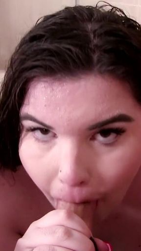 Sucking cock during bathtime