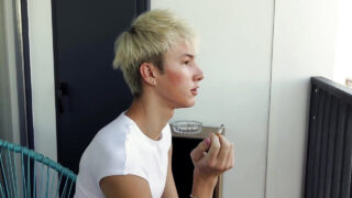 Stary koleś obciąga obcisłą amatorkę, młodą transwestytę w bieliźnie po intensywnym lizaniu i fellatio