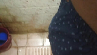 Samotny amator masturbuje się wielkim czarnym kutasem i oddaje mocz w parującej toalecie