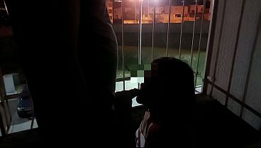 Le ofreci a mi esposo mamarle la polla en la ventana del balcon de nuestro apartamento y acepto. ME TRAGUE TODO SU SEMEN AL AIRE LIBRE!! - VIDEO CASERO
