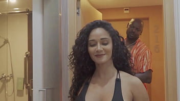 Estava andando pela praia quando um Neg&atilde_o me derrubou e me levou pra casa pra foder minha bucetinha COMPLETO NO SHEER/RED