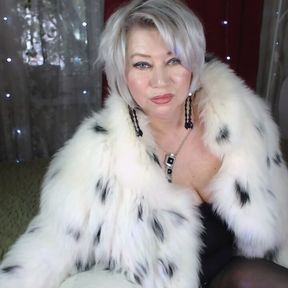 Sex performance of a mature bitch in a beautiful fur coat...))