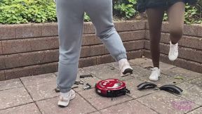 Sneakergirl Akira & Doro - Robot vacuum cleaner