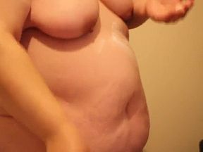 SSBBW Emma using lotion after bath