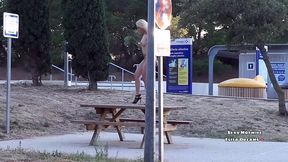 video 491nue en public et sucant la queue du cocu sur l autoroute ...