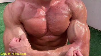 Big ripped muscle guy flexing training and showing his big toned muscles!