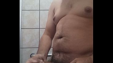 VIZINHA QUASE ME PEGA ESCONDIDO BATENDO PUNHEUTA NO BANHEIRO