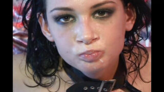 Tory Lane's enorme borsten stuiteren in latex terwijl ze anaal wordt gepenetreerd in een trio, waarna ze sperma doorslikt.