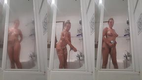 23 contre la vitre je m excite !contre la vitre je me frotte, ca glisse, mmmhh...