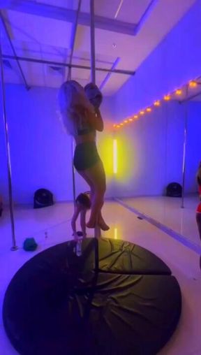 Seductive pole dancer Flow 💫🫶