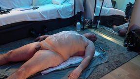 gros batard se fait epiler et me sert de chiotte (partie 2)je lui fais ...