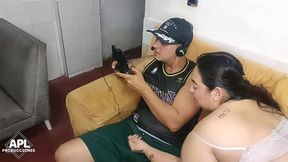 la puta de mi madrastra sabe que hacer para distraerme, ella sabe que su enorme culo me pone cachondo y se lo lleno de leche - historia completa