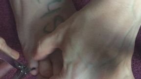 LEFT FOOT CUTTING MY TOE NAILS