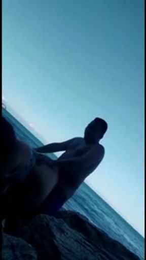 VIDEO AMATEUR GODITA FOLLADA EN LA PLAYA POR DESCONOCIDO