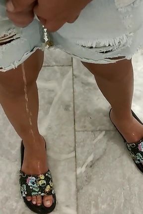 Piss on Own Feet - Cleaning Feet with Piss